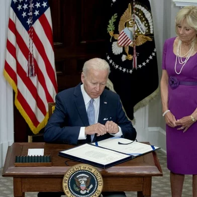 Joe Biden assinou em 25 de junho de 2022 a Lei de Comunidades Bipartidárias Mais Seguras, que regulamenta o porte de armas.<!-- NICAID(15132589) -->