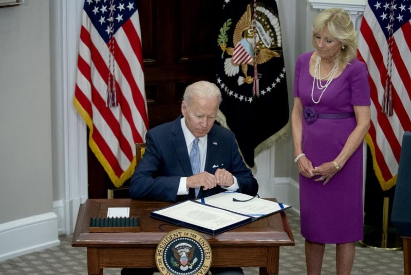 Joe Biden assinou em 25 de junho de 2022 a Lei de Comunidades Bipartidárias Mais Seguras, que regulamenta o porte de armas.<!-- NICAID(15132589) -->