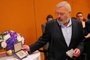 Russian Journalist Auctions Off Nobel Medal For Humanitarian Aid To UkraineNEW YORK, NEW YORK - JUNE 20: Dmitry Muratov, editor-in-chief of the Russian newspaper Novaya Gazeta, poses for photos with his 2021 Nobel Peace Prize at The Times Center on June 20, 2022 in New York CitCity. Muratov auctioned off his 23-carat-gold medal, with the proceeds going to UNICEFs humanitarian efforts to support children and families forced to flee Ukraine and those internally displaced. The independent Russian newspaper Novaya Gazeta, which Muratov helped to cofound, shut down in March due to the Kremlins restriction on journalists and public dissent in the wake of Russias invasion of Ukraine. Muratov also intends on donating the $500,000 cash award to charity.   Michael M. Santiago/Getty Images/AFP (Photo by Michael M. Santiago / GETTY IMAGES NORTH AMERICA / Getty Images via AFP)Editoria: HUMLocal: New YorkIndexador: MICHAEL M. SANTIAGOSecao: societyFonte: GETTY IMAGES NORTH AMERICA<!-- NICAID(15128617) -->
