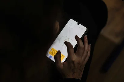 PORTO ALEGRE, RS, BRASIL, 21-09-2026: Como está sendo o uso do celular para fins pedagógicos nas escolas? Depois da proibição, a lei permite somente o uso para aprendizagem, sob supervisão dos professores. No Colégio Americano, a professora de Matemática, Andressa Guedes,  utiliza apps para facilitar aprendizagem nas aulas de Geometria com alunos do sexto ano.  Durante as aulas, os alunos podem utilizar os aparelhos com aplicativos sem conexão com a internet para parciparem de dinâmicas de ensino utilizando o digital e manual. Foto: Renan Mattos / Grupo RBS<!-- NICAID(16370367) -->