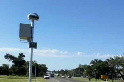O cercamento eletrônico em fase de implantação em Farroupilha será ativado sem a função de autuar os motoristas que excederem o limite de velocidade ao ar pelos pontos de leitura, em todos os os da cidade. Os equipamentos, em instalação desde o fim do ano ado, terão um sistema de leitura das placas dos veículos a fim de identificar irregularidades, como um carro roubado, por exemplo. Uma vez identificado, um software gera um alerta automático para as forças de segurança, que podem realizar a abordagem do veículo.<!-- NICAID(14415865) -->