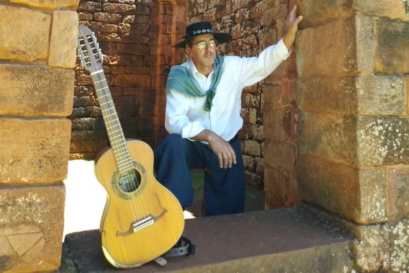O EP "Raízes", do músico, compositor e violeiro Juraci Oliveira, busca trazer na melodia, no ritmo e na letra as raízes da cultura local, o que ficou marcado na história do povo e também do músico.<!-- NICAID(15298827) -->