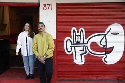 PORTO ALEGRE, RS, BRASIL - 2025.04.29 - Fotos de novo bar de POA, que fica ao lado da Redenção e a cinco minutos do Bom Fim e da Cidade Baixa. É um bar pequeno, com foco no vinho. Tem taça por R$ 15, servida em copo baixo. A ideia é tornar despretencioso o negócio da degustação. Servem petiscos para harmonizar. Fotos para coluna da Juliana Bublitz. Na foto: Nino Backes e Greice Chini (Foto: André Ávila/ Agência RBS)Indexador: Andre Avila<!-- NICAID(16026961) -->