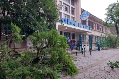 Um dia depois do temporal que atingiu Porto Alegre, a cidade ainda enfrenta os impactos dos estragos.<!-- NICAID(16007463) -->