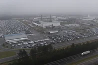 GRAVATAÍ, RS, BRASIL, 18-07-2025: Veículos Chevrolet novos no pátio da fábrica da General Motors, às margens da Freeway, em Gravataí. Com impacto econômico para a região da planta e o Estado, a GM completa 25 anos no Rio Grande do Sul. Foto: Mateus Bruxel/Agência RBSLocal: GravataÃ­<!-- NICAID(16083314) -->