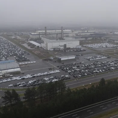 GRAVATAÍ, RS, BRASIL, 18-07-2025: Veículos Chevrolet novos no pátio da fábrica da General Motors, às margens da Freeway, em Gravataí. Com impacto econômico para a região da planta e o Estado, a GM completa 25 anos no Rio Grande do Sul. Foto: Mateus Bruxel/Agência RBSLocal: GravataÃ­<!-- NICAID(16083314) -->