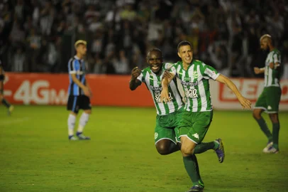 CAXIAS DO SUL, RS, BRASIL 21/04/2016. Juventude x Grêmio, jogo válido pelas semifinais do campeonato Gaúcho e realizado no estádio Alfredo Jaconi, em Caxias do Sul. Comemoração do promeiro gol do Juventude marcado pelo atacante Roberson. (Felipe Nyland/Agência RBS)<!-- NICAID(12153172) -->