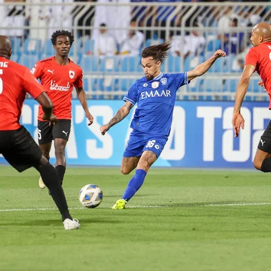 Hilal's forward Michael (C) is closed down by Rayyan's midfielder Steven Nzonzi (R) during the AFC Champions League group A match between Qatar's Al-Rayyan and Saudi Arabia's Al-Hilal on April 11, 2022, at the Prince Faisal Bin Fahd stadium in the capital Riyadh. (Photo by Fayez Nureldine / AFP)Editoria: SPOLocal: RiyadhIndexador: FAYEZ NURELDINESecao: soccerFonte: AFPFotógrafo: STF<!-- NICAID(15272531) -->