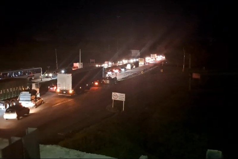 Trânsito carregado no entroncamento da RS-118 com a freeway, em Gravataí, na madrugada desta quinta-feira (16)