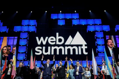 PATRICIA DE MELO MOREIRA / AFP Portuguese Minister of State Reform Goncalo Matias (L) and Lisbons Mayor Carlos Moedas (R) cheer during the opening ceremony of Web Summit at Parque das Nacoes in Lisbon, on November 10, 2025. Web summit will take place from November 10 to 14. (Photo by PATRICIA DE MELO MOREIRA / AFP)<!-- NICAID(16164811) -->
