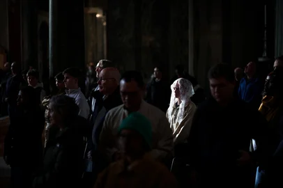 A worshipper attends a solemn requiem at The Metropolitan Cathedral of the Most Precious Blood, informally known as Westminster Cathedral, in central London on April 21, 2025, following the news of the death of Pope Francis. Pope Francis died on April 21, 2025 aged 88, a day after making a much hoped-for appearance at Saint Peter's Square on Easter Sunday, the Vatican said in a statement. (Photo by HENRY NICHOLLS / AFP)Editoria: RELLocal: LondonIndexador: HENRY NICHOLLSSecao: religious leaderFonte: AFPFotógrafo: STF<!-- NICAID(16021056) -->
