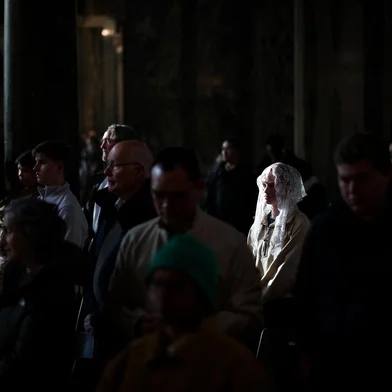 A worshipper attends a solemn requiem at The Metropolitan Cathedral of the Most Precious Blood, informally known as Westminster Cathedral, in central London on April 21, 2025, following the news of the death of Pope Francis. Pope Francis died on April 21, 2025 aged 88, a day after making a much hoped-for appearance at Saint Peter's Square on Easter Sunday, the Vatican said in a statement. (Photo by HENRY NICHOLLS / AFP)Editoria: RELLocal: LondonIndexador: HENRY NICHOLLSSecao: religious leaderFonte: AFPFotógrafo: STF<!-- NICAID(16021056) -->
