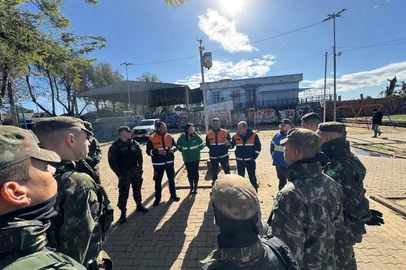 Exército chega à região das Ilhas, em Porto Alegre, para reforçar auxílio aos moradores atingindos pela inundação<!-- NICAID(16065428) -->
