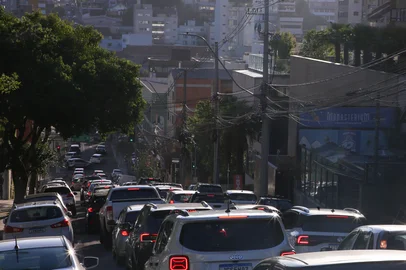 CAXIAS DO SUL, RS, BRASIL, 10/04/2026. Em dez anos, Caxias do Sul ganhou a circulação de mais de 60 mil veículos a mais. Hoje, são cerca de 358 mil emplacados no município. (Ariéli Ziegler/Agência RBS)Indexador: Arieli Ziegler<!-- NICAID(16263502) -->