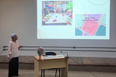 Laura Cosme / Grupo RBS Maria Clair Alves, de 73 anos, se tornou a pessoa mais velha a defender um Trabalho de Conclusão de Curso (TCC) no curso de Artes Visuais da Universidade Federal de Rio Grande (Furg).