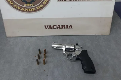 Homem leva arma de fogo para supermercado e é preso em flagrante, em Vacaria <!-- NICAID(16052123) -->