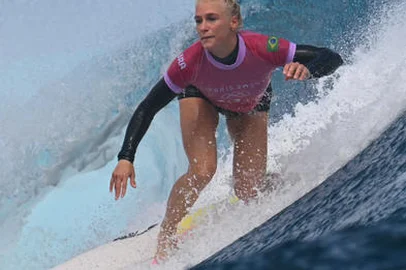Brazil's Tatiana Weston-Webb drops into a wave in the women's surfing semi-finals, during the Paris 2024 Olympic Games, in Teahupo'o, on the French Polynesian Island of Tahiti, on August 5, 2024. (Photo by Jerome BROUILLET / AFP) / -- IMAGE RESTRICTED TO EDITORIAL USE - STRICTLY NO COMMERCIAL USE --<!-- NICAID(15833378) -->