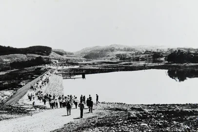 CAXIAS DO SUL, RS, BRASIL, 22/01/1983. FOTO DE ARQUIVO PASTA 29.858. Prefeito Mansueto de Castro Serafini Filho, inaugurou as duas barragens provisórias do Sistema Faxinal. (Luis Carlos Leite/Agência RBS)Indexador:                                 <!-- NICAID(15558541) -->