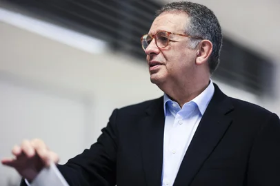 Presidential candidate, socialist Antonio Jose Seguro casts his ballot for Portugal's presidential elections at a polling station in Caldas da Rainha, north of Lisbon, on February 8, 2026. Portugal began voting in the second round of a presidential election today, with the far right in the run-off as the country recovered from a battering by deadly storms. While outspoken far-right leader Andre Ventura is almost certain to be beaten by Socialist candidate Antonio Jose Seguro, the far-right score will be watched closely, as will the latest of a series of fierce gales that have swept in off the Atlantic since the start of the year. (Photo by PATRICIA DE MELO MOREIRA / AFP)Editoria: POLLocal: Caldas da RainhaIndexador: PATRICIA DE MELO MOREIRASecao: electionFonte: AFPFotógrafo: STF<!-- NICAID(16221237) -->