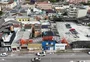 Antena de telefonia cai sobre três casas durante temporal em Pelotas