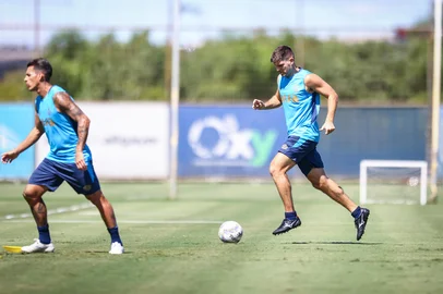 Treino GremioRS - FUTEBOL/ TREINO GREMIO 2025 - ESPORTES - Jogadores do Gremio realizam treino técnico durante a manha desta sexta-feira, no CT Luiz Carvalho, na preparação para a partida valida pelo Campeonato Gaucho 2025. FOTO: LUCAS UEBEL/GREMIO FBPAEditoria: SPOLocal: Porto AlegreIndexador: Lucas UebelSecao: futebolFonte: Gremio.netFotógrafo: Treino Gremio<!-- NICAID(15995746) -->