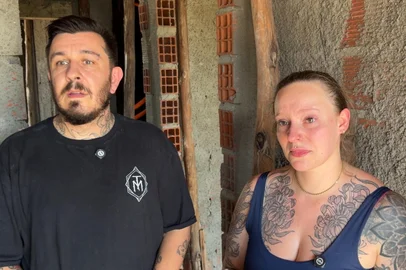 A reportagem acompanhou o momento em que, pela primeira vez em dois anos, a empresária Marcela Bohnenberger Telles voltou à obra que deveria ser a casa da família, em Gravataí. O imóvel está abandonado, tomado por mato e infiltrações.<!-- NICAID(16287246) -->