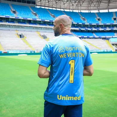 ApresentaÃ§Ã£o Gremio Apresentação GremioRS - FUTEBOL/APRESENTACAO GREMIO - ESPORTES - Vice-presidente de futebol Antonio Dutra Junior, ao lado do diretor de futebol Rafael Lima apresenta o atleta Weverton como novo reforço do Gremio para a temporada 2026. FOTO: LUCAS UEBEL/GREMIO FBPAEditoria: SPOLocal: Porto AlegreIndexador: Lucas UebelSecao: futebolFonte: Gremio.netFotógrafo: ApresentaÃ§Ã£o Gremio <!-- NICAID(16205646) -->