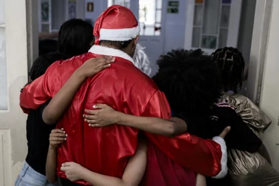 Porto Alegre, RS, Brasil, 21-12-2023: Marcelo Borba entrega presentes para as crianças vestido de Papai Noel na Fundação Pão dos Pobres, no bairro Cidade Baixa. Especial de Natal. Foto: Mateus Bruxel / Agência RBS<!-- NICAID(15632275) -->