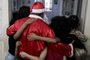 Porto Alegre, RS, Brasil, 21-12-2023: Marcelo Borba entrega presentes para as crianças vestido de Papai Noel na Fundação Pão dos Pobres, no bairro Cidade Baixa. Especial de Natal. Foto: Mateus Bruxel / Agência RBS<!-- NICAID(15632275) -->