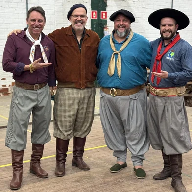 Homenageados do Desafio Farroupilha, João Luiz Corrêa e César Oliveira & Rogério Melo, com o coreógrafo Juarez Paiva.<!-- NICAID(15888484) -->