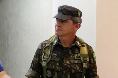 Jair Bolsonaro (esquerda) e o general Mário Fernandes (direita)<!-- NICAID(15916558) -->