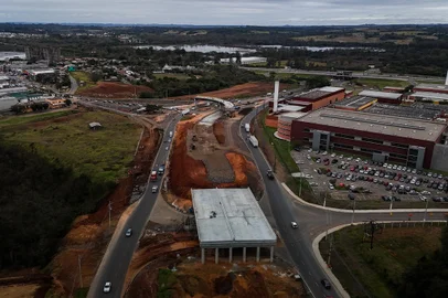 PORTO ALEGRE, RS, BRASIL - 2024.07.09 - Obras em execução na BR-118. (Foto: Renan Mattos/Agencia RBS)<!-- NICAID(15810253) -->