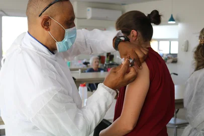 A Secretaria Municipal da Saúde (SMS) chama a atenção da população para o aumento de casos e de internações hospitalares por síndromes respiratórias e alerta para a necessidade de vacinação contra a gripe (Influenza), em função da baixa procura até o momento. O dado atual é de 57,2 mil doses aplicadas. Em relação ao público-alvo, foram vacinados 30,63% de gestantes, crianças e idosos, que são os considerados mais vulneráveis a contrair formas graves da doença. O aumento de casos e internações é esperado para essa época do ano, mas a SMS alerta para a importância da prevenção por meio da vacina.<!-- NICAID(16041614) -->