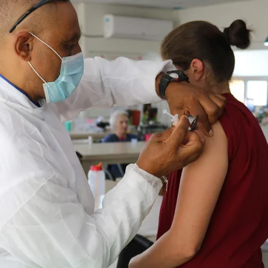 A Secretaria Municipal da Saúde (SMS) chama a atenção da população para o aumento de casos e de internações hospitalares por síndromes respiratórias e alerta para a necessidade de vacinação contra a gripe (Influenza), em função da baixa procura até o momento. O dado atual é de 57,2 mil doses aplicadas. Em relação ao público-alvo, foram vacinados 30,63% de gestantes, crianças e idosos, que são os considerados mais vulneráveis a contrair formas graves da doença. O aumento de casos e internações é esperado para essa época do ano, mas a SMS alerta para a importância da prevenção por meio da vacina.<!-- NICAID(16041614) -->