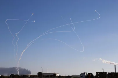 Foto tirada do sul de Israel, mostra foguetes disparados da Faixa de Gaza sendo interceptados pelo sistema de defesa de mísseis israelense.<!-- NICAID(14784385) -->