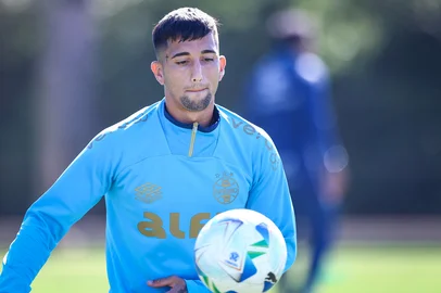 PORTO ALEGRE, RS, BRASIL, 12-05-2025: O atacante Cristian Olivera participa de treino do Grêmio no CT Luiz Carvalho. (Foto: Lucas Uebel/Grêmio/Divulgação)<!-- NICAID(16035616) -->