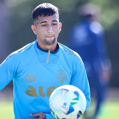 PORTO ALEGRE, RS, BRASIL, 12-05-2025: O atacante Cristian Olivera participa de treino do Grêmio no CT Luiz Carvalho. (Foto: Lucas Uebel/Grêmio/Divulgação)<!-- NICAID(16035616) -->