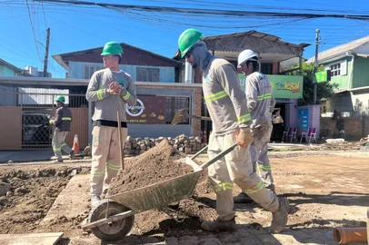 Construção de rede de esgoto é suspensa no Primeiro de Maio e retomada no Madureira, em Caxias do Sul; há impactos no trânsito. Na imagem a Rua Doutor Rômolo Carbone, no bairro Primeiro de Maio<!-- NICAID(16155373) -->