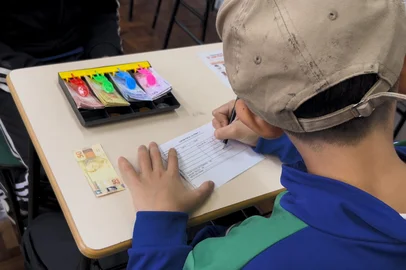 Imagem de crianças aprendendo sobre dinheiro em escolar municipais de Passo Fundo.<!-- NICAID(16345208) -->