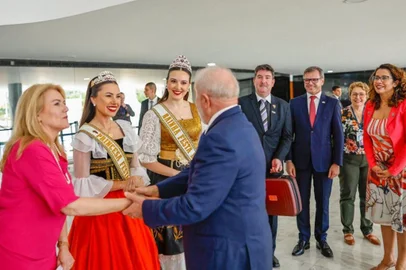 A comitiva da Festa da Uva foi recepcionada pelo Presidente Lula e pela Deputada Federal Denise Pessôa PT-RS em Brasília nesta terça-feira, 12. Além da rainha, Lizandra Mello Chinali e das princesas Eduarda Ruzarin Menezes e Leticia de Carvalho, a comitiva era composta pela vice prefeita de Caxias do Sul, Paula Ioris, o presidente da Festa, Fernando Bertotto, a diretora social, Paula Viezzer e o presidente da Câmara de Indústria e Comércio de Caxias, Celestino Loro. <!-- NICAID(15625211) -->