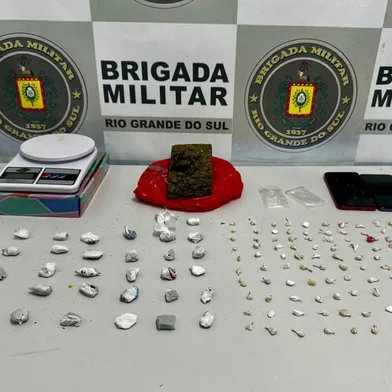 Um homem de 20 anos e uma mulher de 22 foram presos na tarde desta segunda-feira (5), suspeitos de tráfico de drogas em Caxias do Sul. A prisão ocorreu por volta de 17h, na Rua Vinte de Setembro, no Centro, e faz parte da segunda fase da Operação Cerco Fechado.<!-- NICAID(15833575) -->