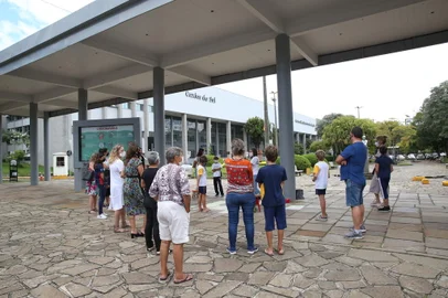 CAXIAS DO SUL, RS, BRASIL (23/02/2021)Cerca de 15 pais de estudantes da rede particular de ensino de Caxias do Sul realizaram uma manifestação no início da tarde desta terça-feira (23), em frente à prefeitura. Alguns levaram seus filhos, que vestiam uniforme escolar das diferentes escolas privadas nas quais estudam, e uma aula chegou a ser realizada para as cerca de 10 crianças. A mobilização deu sequência ao movimento iniciado nesta segunda-feira (22), com uma carreata que também contou com motoristas de vans e proprietários de escolas da Educação Infantil. (Antonio Valiente/Agência RBS)<!-- NICAID(14720562) -->
