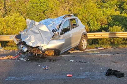 Acidente com carro e caminhão deixa quatro mortos na BR-386<!-- NICAID(16027232) -->