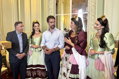 Andreia Copini / Divulgação Comitiva da Festa da Uva fez convite ao governador Eduardo Leite. nesta quinta-feira (15), no Palácio do Piratini. O grupo é composto pelo presidente da Comissão Comunitária Fernando Bertotto, prefeito Adiló Domenico, Rainha Elisa dos Santos Pereira D'Mutt e princesas Júlia Dalegrave Scopel e Letícia Comin da Silva.<!-- NICAID(16204679) -->
