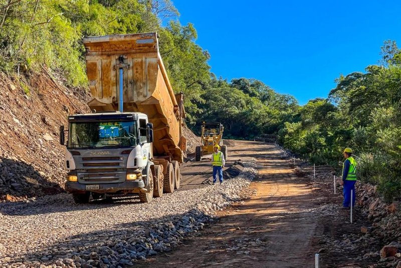 Pavimentação da Serra do Faxinal avança e trecho precisará ser interditado para concretagem da pista<!-- NICAID(15746861) -->