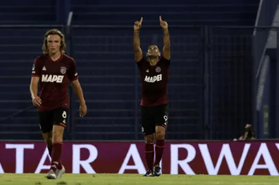 Lanus' Jose Sand (R) celebrates after scoring against Velez during their Copa Sudamericana all-Argentine semifinal football match at the Jose Amalfitani stadium in Liniers, Buenos Aires, on January 6, 2021. (Photo by Alejandro PAGNI / POOL / AFP)Editoria: SPOLocal: Buenos AiresIndexador: ALEJANDRO PAGNISecao: soccerFonte: POOLFotógrafo: STR<!-- NICAID(14756630) -->
