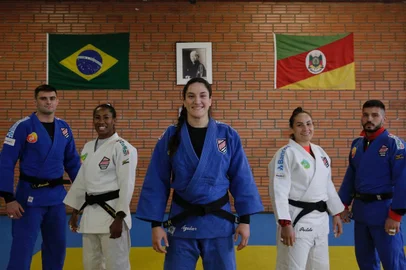 PORTO ALEGRE, RS, BRASIL, 30-06-2021: Judocas da Sogipa que participarão das Olimpíadas de Tóquio durante treino no clube. Atletas: Mayra Aguiar, Maria Portela, Ketlyen Quadros, Daniel Cargnin e Rafael Macedo. (Foto: Mateus Bruxel / Agência RBS)Indexador: Mateus Bruxel<!-- NICAID(14821975) -->