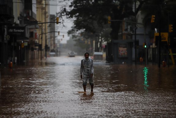 Enchentes tomam conta de Porto Alegre - Foto: Duda Fortes/Agência RBS<!-- NICAID(15753848) -->