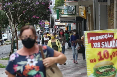 CAXIAS DO SUL, RS, BRASIL (17/03/2021)Movimento na Rua Julio de Castilhos esq. Montaury. Fotos realizadas entre 13:00-13:30. (Antonio Valiente/Agência RBS)<!-- NICAID(14736995) -->