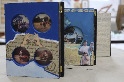 Exposição Memórias e encontros em livros de artista(s) no Campus 8 da UCS, em Caxias do Sul, reúne trabalhos produzidos a partir de encontros entre sete artistas de Caxias e de Farroupilha.<!-- NICAID(15908456) -->